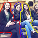 Imagen: Jacob Shamsian / Business Insider. Las segunda chica tiene sus piernas cruzadas y en mayor parte están ocultas por la mujer de la esquina. Podemos ver resaltado en color azul parte de una de sus piernas.